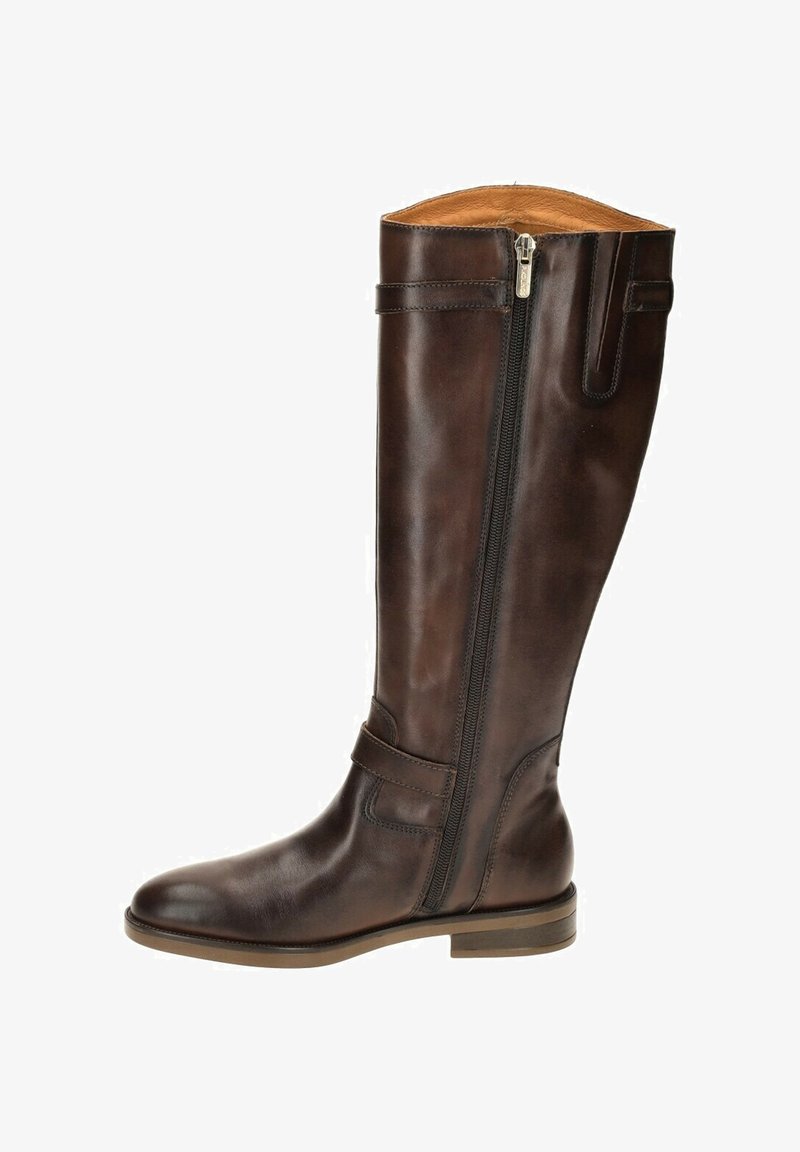 Botte en cuir marron, arrivant jusqu'au genou, avec une fermeture éclair sur le côté, un bout rond et une texture lisse. Présente un intérieur contrastant en brun clair et un matériel minimaliste.