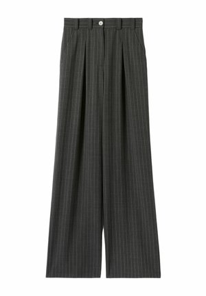 Pantalon large en gris charbon avec des rayures verticales blanches, doté d'une fermeture à bouton, de plis et de poches latérales. Conception cintrée.