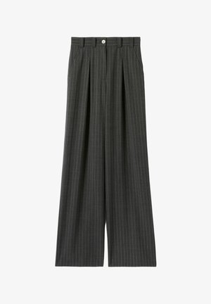 Pantalon large en gris charbon avec des rayures verticales blanches, doté d'une fermeture à bouton, de plis et de poches latérales. Conception cintrée.