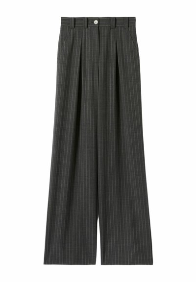 Pantalones de pierna ancha color gris carbón con rayas verticales blancas, que presentan un cierre de botón, Pliegues y bolsillos laterales. Diseño a medida.