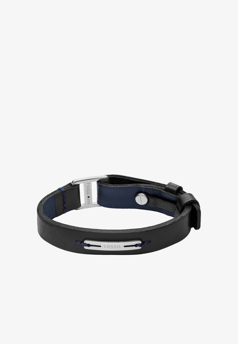 Bracelet en cuir noir avec une boucle en métal argenté, présentant des surpiqûres bleues et une plaque métallique rectangulaire gravée "FOSSIL".