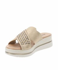 Sandalo scivoloso in pelle beige con cinturino perforato, soletta imbottita e suola bianca testurizzata. Presenta un leggero tacco a cuneo.