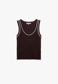 Brązowy ribbed tank top z białymi akcentami wokół dekoltu i otworów na ramiona. Charakteryzuje się luźnym krojem i miękką fakturą.