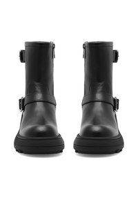 Czarne skórzane botki za kostkę z dwiema regulowanymi klamrami, gładką fakturą i solidną gumową podeszwą. Projekt jest minimalistyczny i nowoczesny.