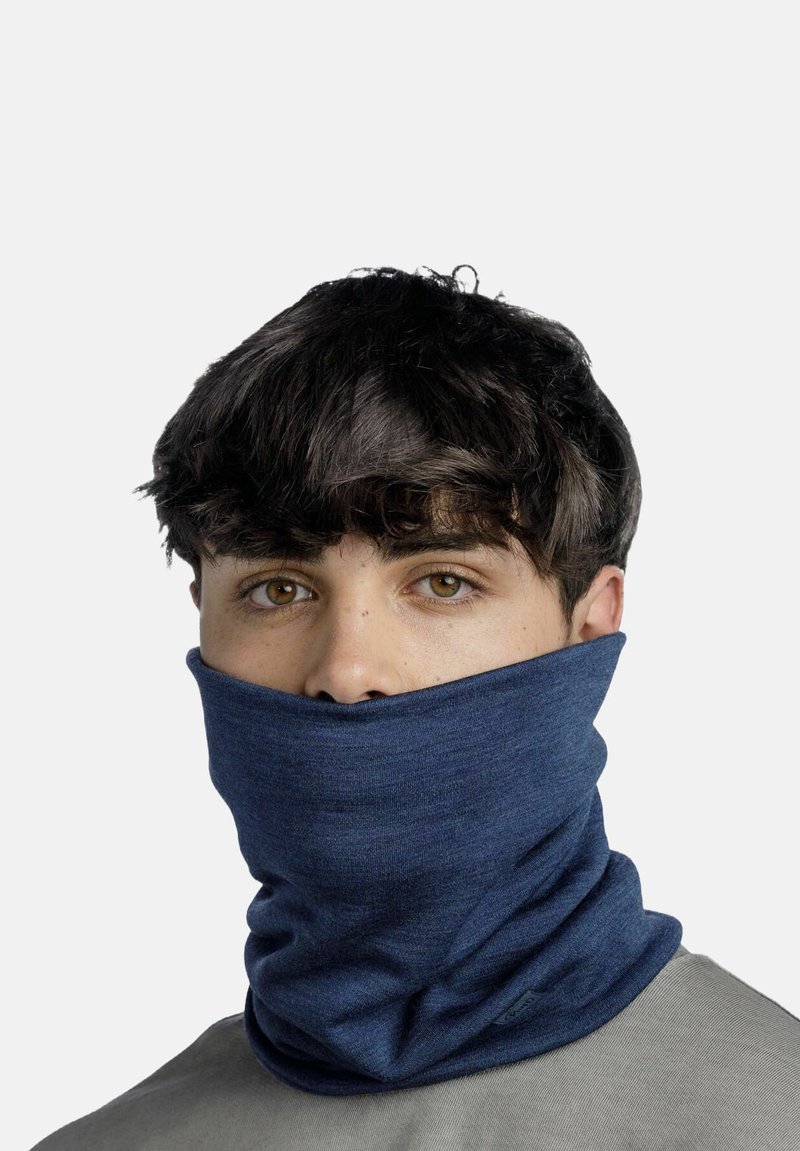 Gaiter de cuello azul marino hecho de tela suave, con un diseño sin costuras, textura lisa y un acabado doblado en el borde superior.