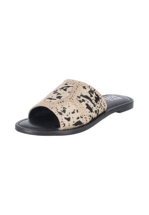 Sandale à enfiler simple avec semelle noire et dessus en tissu beige présentant des taches noires irrégulières et des détails cousus.