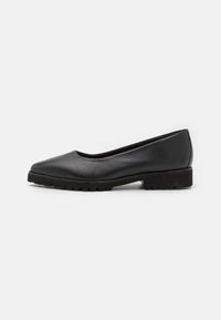 Ballerina nera in pelle con punta arrotondata, suola testurizzata e design minimale. Caratterizzata da un tacco basso per comfort e stabilità.