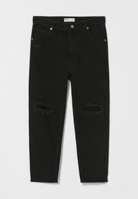 Černé džíny z denimu s uvolněným střihem, s natrženými detaily nad koleny a měděnými kovovými prvky na kapsách a v pase.