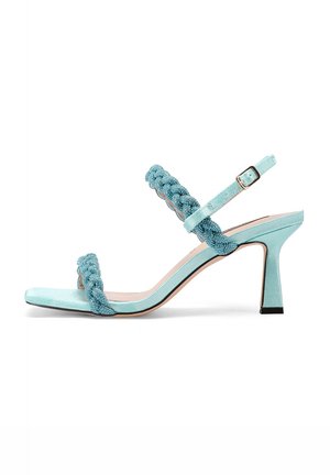 Sandal alto in satin aqua con cinturino intrecciato, punta aperta e fibbia alla caviglia. Presenta un elegante tacco a spillo e una suola nera a contrasto.