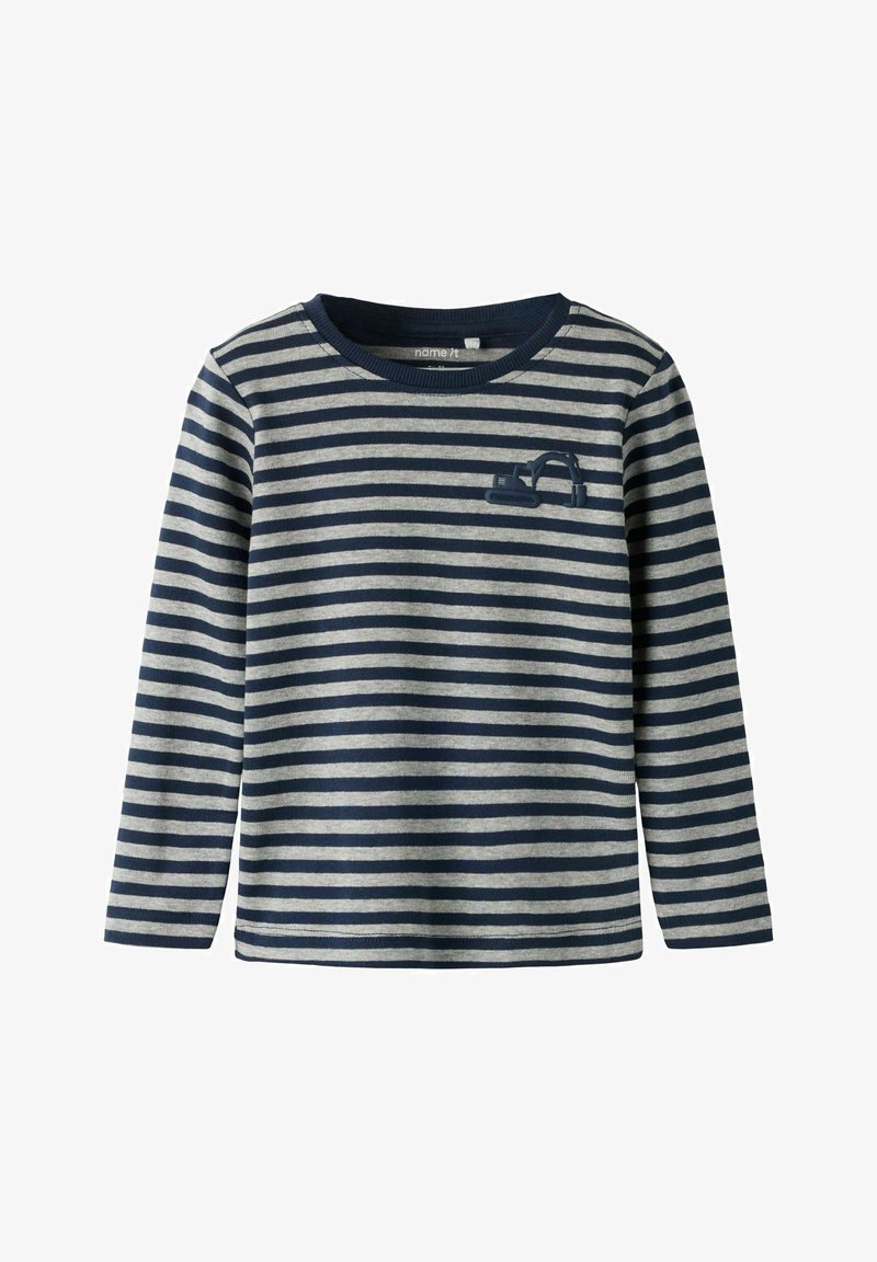 Maglietta a maniche lunghe a righe blu navy e grigie con una piccola grafica di un escavatore da costruzione sul lato sinistro superiore del petto.