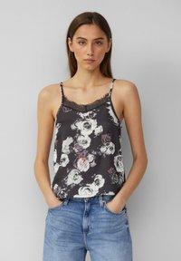 Camisola nera floreale con spalline sottili e merletto sullo scollo. Presenta motivi di rose bianche e borgogna su uno sfondo scuro.