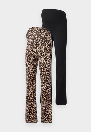 Dvi moterų leginsų poros: vienos juodos, o kitos su ruda ir juoda leopardų raštu. Abi turi prigludusį liemenį ir platėjančius pašalinius.