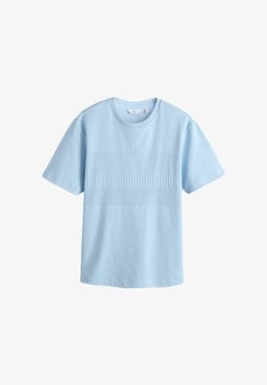 Gaiši zila īsām piedurknēm apaļveida kakla T-krekls ar teksturētu horizontālu ribotu rakstu krūšu daļā.