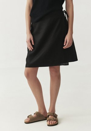 TATUUM LIMA - Átlapolós szoknya - black