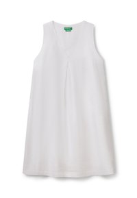 Weißes ärmelloses Kleid mit V-Ausschnitt, lockerer Passform, subtilen Faltendetails an der Vorderseite und einem glatten, leichten Stoff.