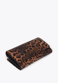 Portafoglio con stampa leopardata marrone e nera, con superficie testurizzata, dotato di chiusura a pattina e marchio dorato in rilievo sul davanti.
