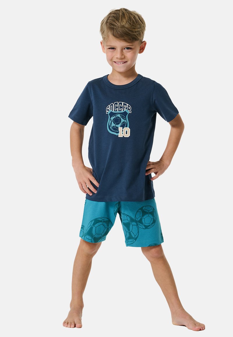 Marineblauwe t-shirt met de tekst "SOCCER 10"; turquoise short met een patroon van voetballen; katoenen materiaal; casual pasvorm; korte mouwen, geen schoeisel.