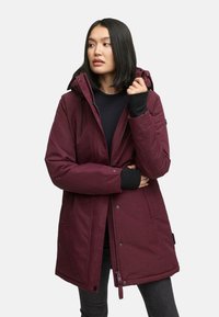 Bordeaux waterdichte parka met capuchon, ritssluiting, voorkruiszakken en geribbelde manchetten. Glad textuur, ontwerp tot halverwege de dij.