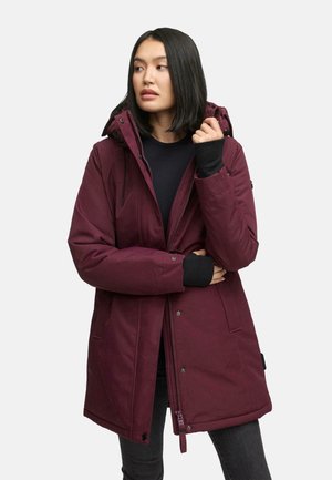 Bordeaux waterdichte parka met capuchon, ritssluiting, voorkruiszakken en geribbelde manchetten. Glad textuur, ontwerp tot halverwege de dij.