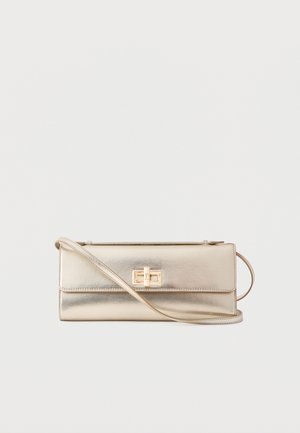 Bolso de mano rectangular metálico dorado con una correa para el hombro que rodea y un cierre giratorio rectangular dorado en la solapa frontal.