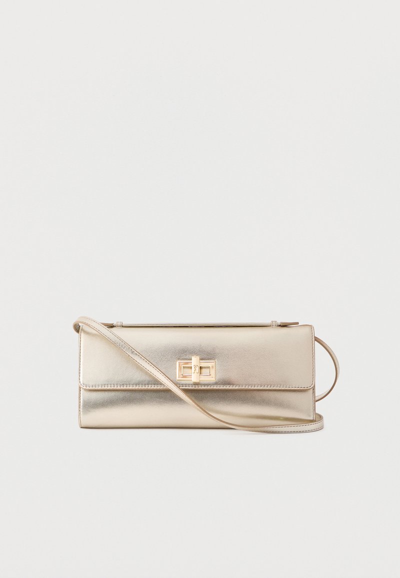 Bolso de mano rectangular metálico dorado con una correa para el hombro que rodea y un cierre giratorio rectangular dorado en la solapa frontal.