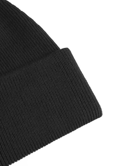 Bonnet noir en tricot avec une texture côtelée et un revers replié. Fabriqué à partir d'un matériau doux, il présente une couleur uni sans motifs ni accents.