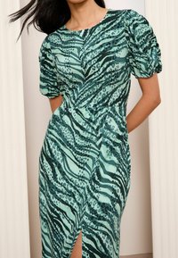 Friends Like These PETITE FIT CURVES FLUTTER SLEEVE RUCHE FRONT MIDI  - Dnevna haljina - green