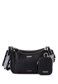 Bolso cruzado de cuero negro con un acabado texturizado, herrajes en plata y un estuche con cremallera desmontable. Correa ajustable con un diseño estampado y detalles del logotipo.