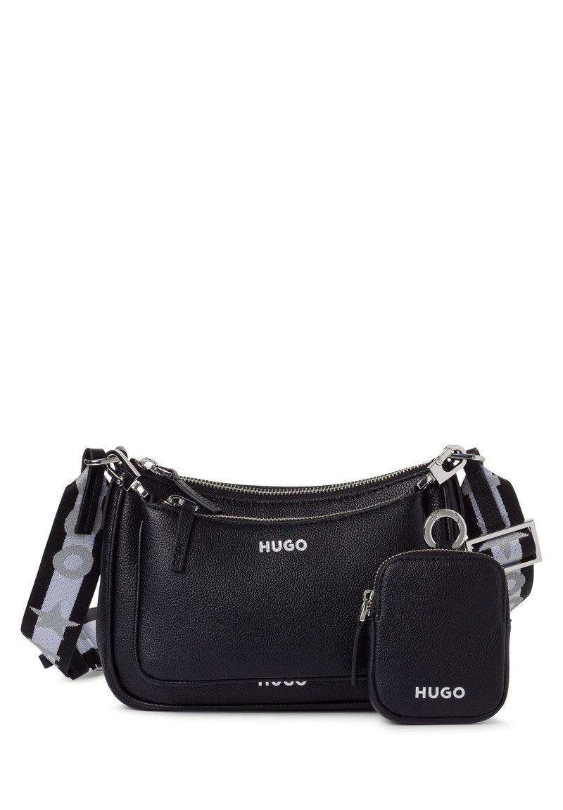 Bolso cruzado de cuero negro con un acabado texturizado, herrajes en plata y un estuche con cremallera desmontable. Correa ajustable con un diseño estampado y detalles del logotipo.