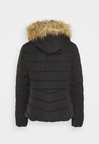 Sort pufferjakke med aftagelig hætte, der har falsk pelsdækning, sydd vandrette paneler og en let tilspidset silhuet.