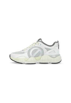 Scarpa sportiva bianca con tomaia in rete, suola in gomma e accenti grigi. Design notevole della suola intermedia arrotondata con battistrada testurizzato.