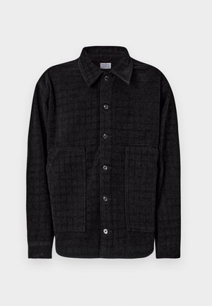 Svart langermet skjorte med knapper, to store frontlommer og krage, vist flatt på en hvit bakgrunn.