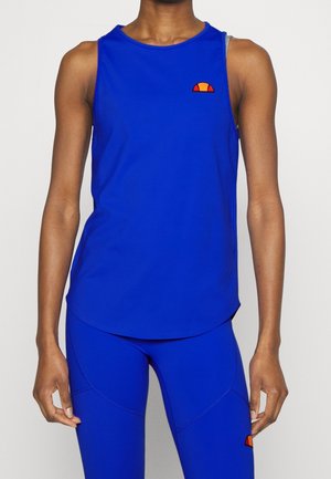 Osoba ubrana w jaskrawoniebieski, bezrękawnik sportowy oraz dopasowane legginsy, oba z małymi pomarańczowo-czerwonymi logo w kształcie półokręgu.