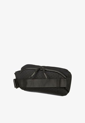 Schwarze Bauchtasche mit doppeltem Reißverschluss und verstellbarem Riemen, entwickelt für das freihändige Tragen.