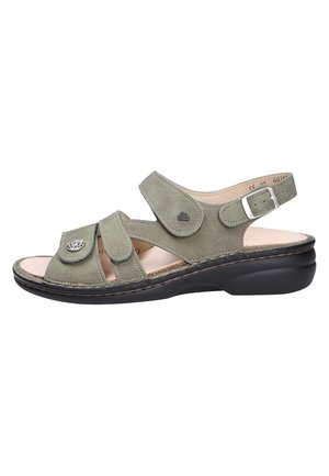 Sandaletto verde salvia con punta aperta, tre cinturini regolabili, plantare imbottito beige e suola nera con tacco a zeppa basso.