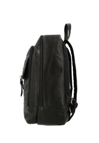 Schwarzer Leder-Rucksack von der Seite gezeigt mit zwei Reißverschlussfächern und verstellbaren Schulterriemen.