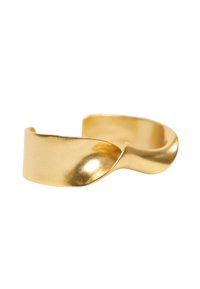 Kullanıma hazır, pürüzsüz, parlak yüzeye sahip ve benzersiz bir kıvrım tasarımına sahip altın renkli metal bilezik. İnce, kıvrımlı bir şekle ve minimal detaylara sahiptir.