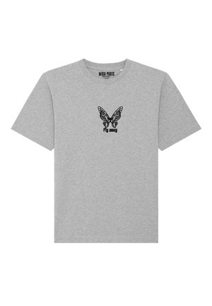 Grijze T-shirt met korte mouwen van katoen, met een zwarte vlinderafbeelding en de tekst "fly away" op de voorkant. Standaard ronde hals.