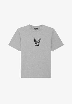 Pelēks īsām piedurknēm T-krekls no kokvilnas, ar melna tauriņa grafiku un "aizlidot" tekstu priekšpusē. Standarta apaļa kakla izgriezums.