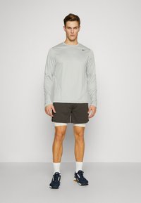 ICANIWILL STRIDE - 2-in-1-shortsit - charcoal