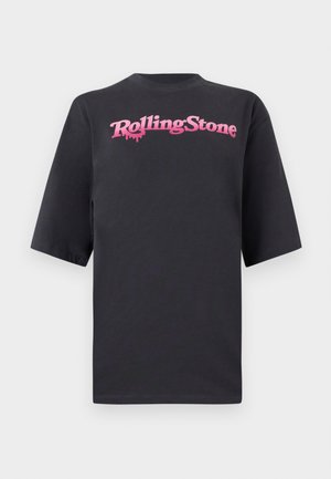 Musta lyhythihainen T-paita, jossa on vaaleanpunainen tyylitelty "Rolling Stone"-teksti rinnalla yksivärisellä taustalla.