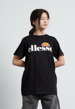 Černé bavlněné tričko s velkým bílým logem "ellesse" a barevným poloobloukovým akcentem. Krátké rukávy a volný střih.