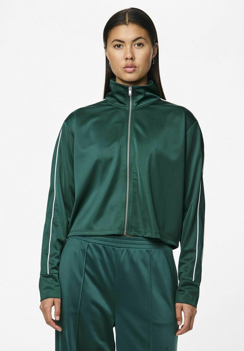 Grøn, lynlåset træningsjakke med høj krave, lavet af glat materiale, med hvide sidestriber og et cropped design.