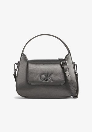 Lille metallisk grå håndtaske med top-håndtag, justerbar skulderrem, frontklap og CK-logo i midten foran.