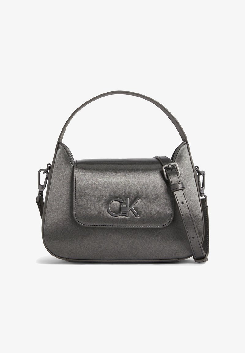 Petit sac à main métallique gris avec poignée supérieure, bandoulière réglable, rabat avant et logo CK au centre avant.