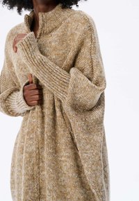 blue shadow Kofta - light brown