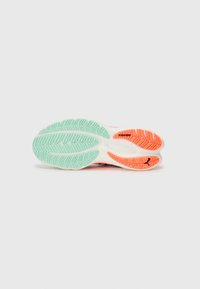 Schuhsohle mit einem türkis- und orangefarbenen Gummidesign. Verfügt über ein strukturiertes Profilmuster und ein markantes schwarzes Logo.
