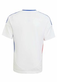 Bílý sportovní dres s modrými a červenými akcenty na ramenou, krátkými rukávy a kulatým výstřihem. Má síťovinovou texturu pro prodyšnost.