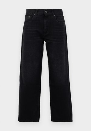 Sorte rette jeans med frontlommer, belteholdere og knappestenging, vist mot en enkelt lys grå bakgrunn.