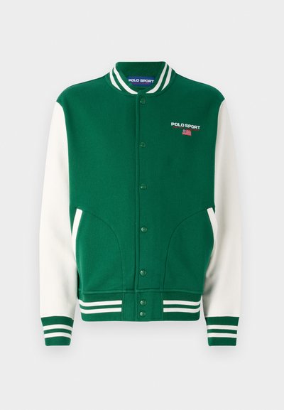 Zelený bavlněný svetr s bílými rukávy, žebrovanými manžetami a pruhy. Obsahuje zapínání na knoflíky a logo "POLO SPORT" na hrudi.